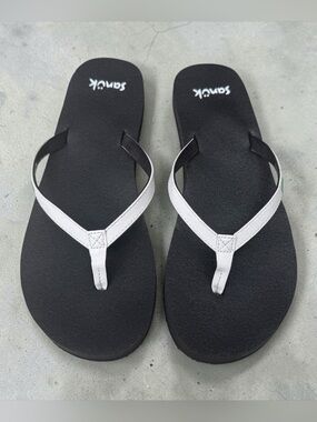 NWOT Sanuk Women’s Black Yoga Mat Flip Flops with White Straps! Size 10! New!
